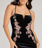 Detail: Florale Stickerei-Appliqués am Angelica Samt Abendkleid