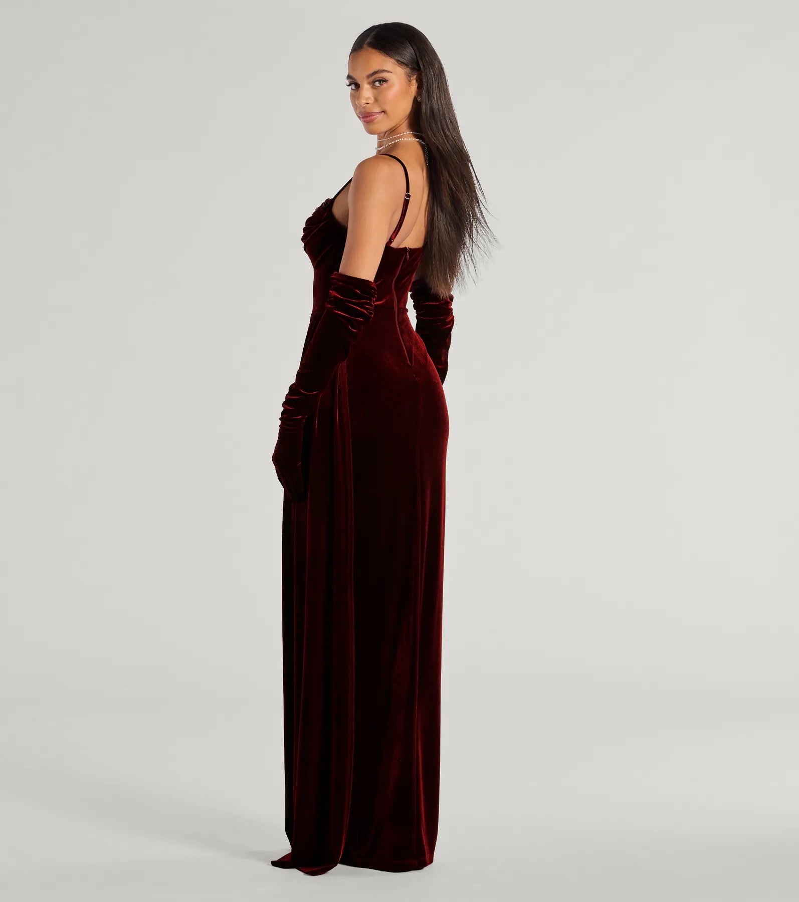 Inez Samtkleid Weinrot Seitenansicht mit Cowl Neck und Beinschlitz