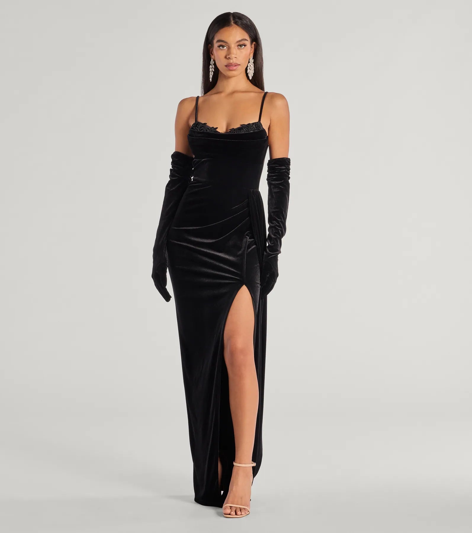 Schwarzes Inez Samt Abendkleid mit Perlen Applique – Frontansicht