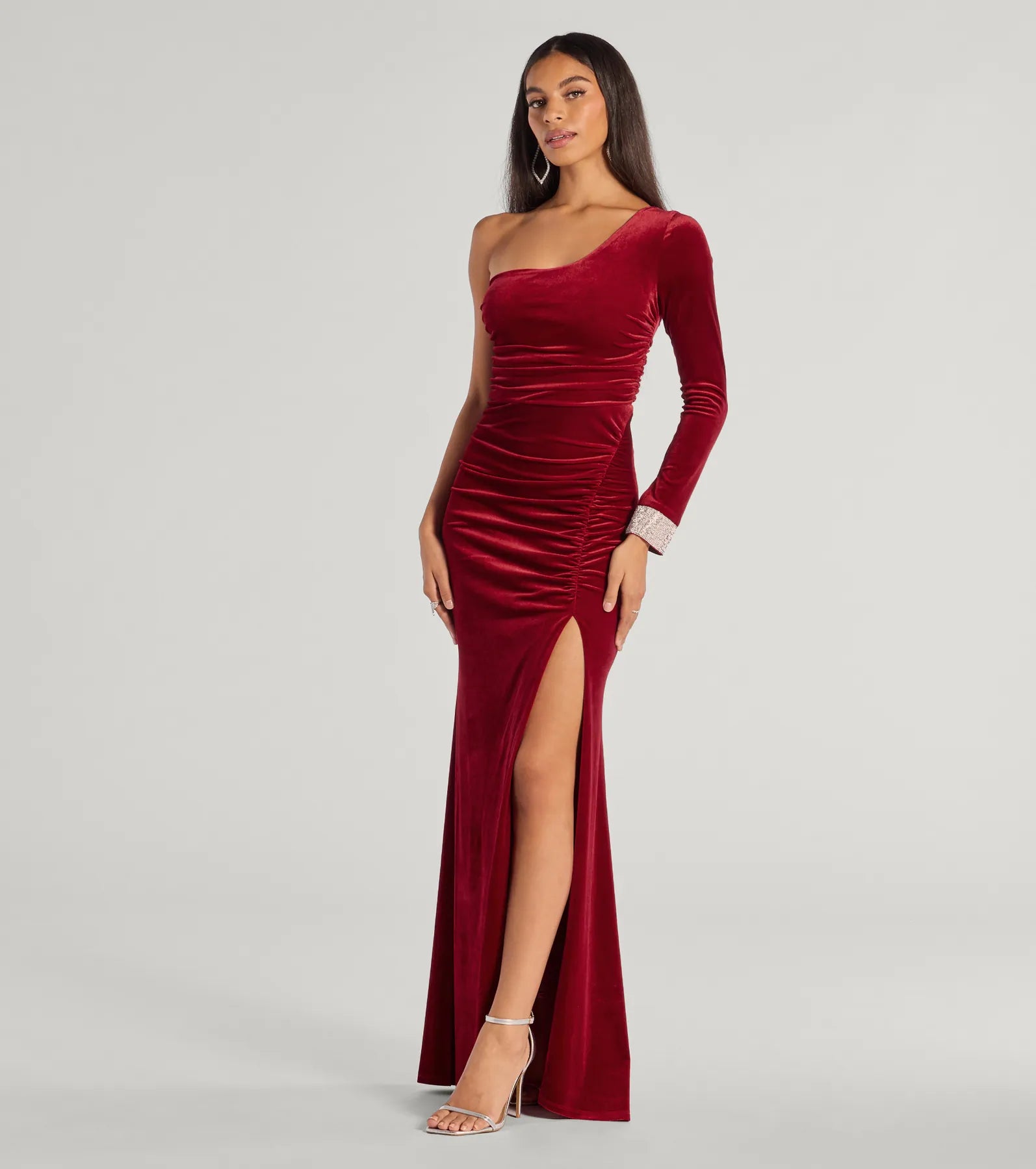 Detail: Strass-Manschette am Lyra Samt One Shoulder Abendkleid