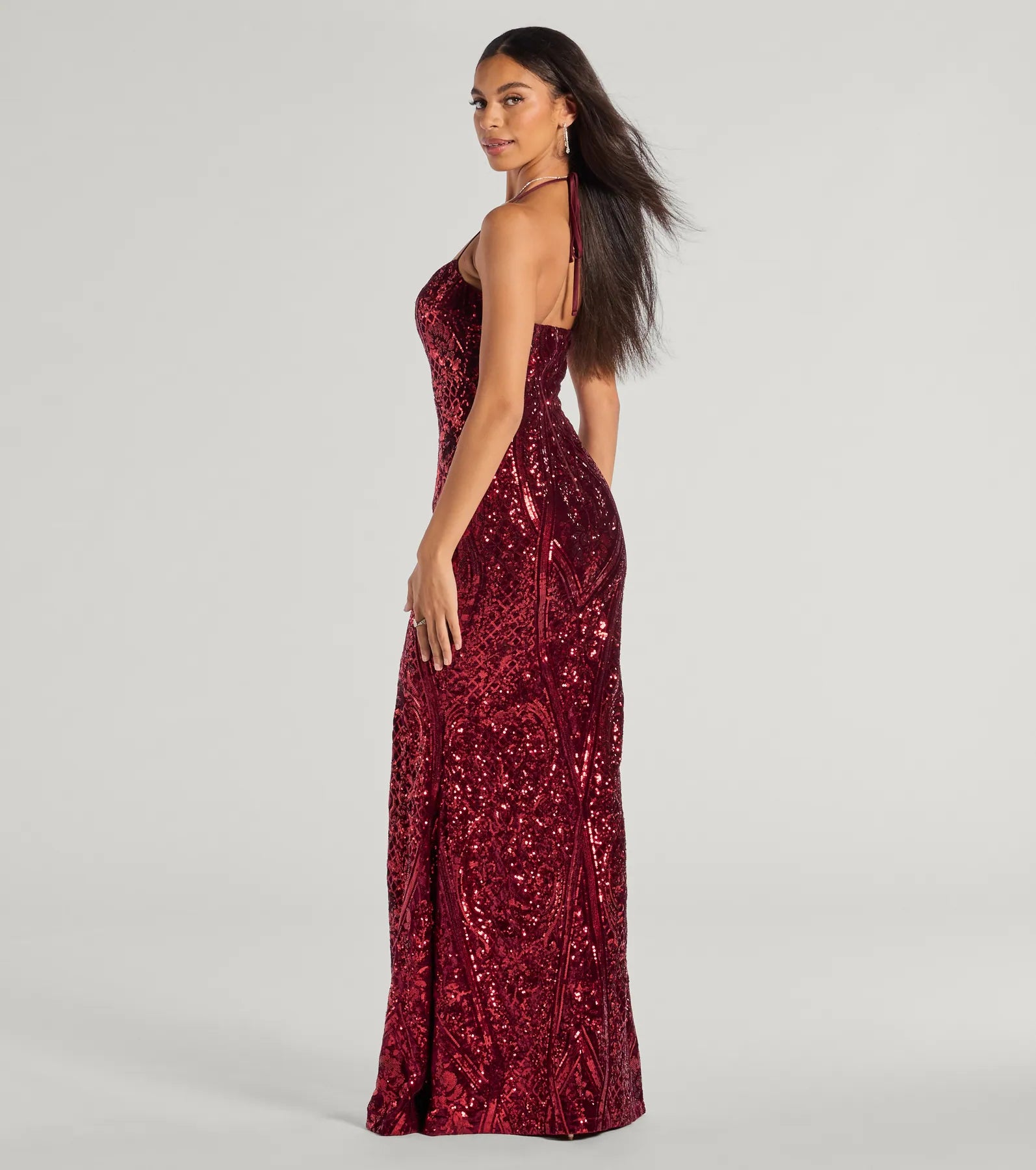 Meara Samt Abendkleid Seitenansicht mit Pailletten und hohem Beinschlitz