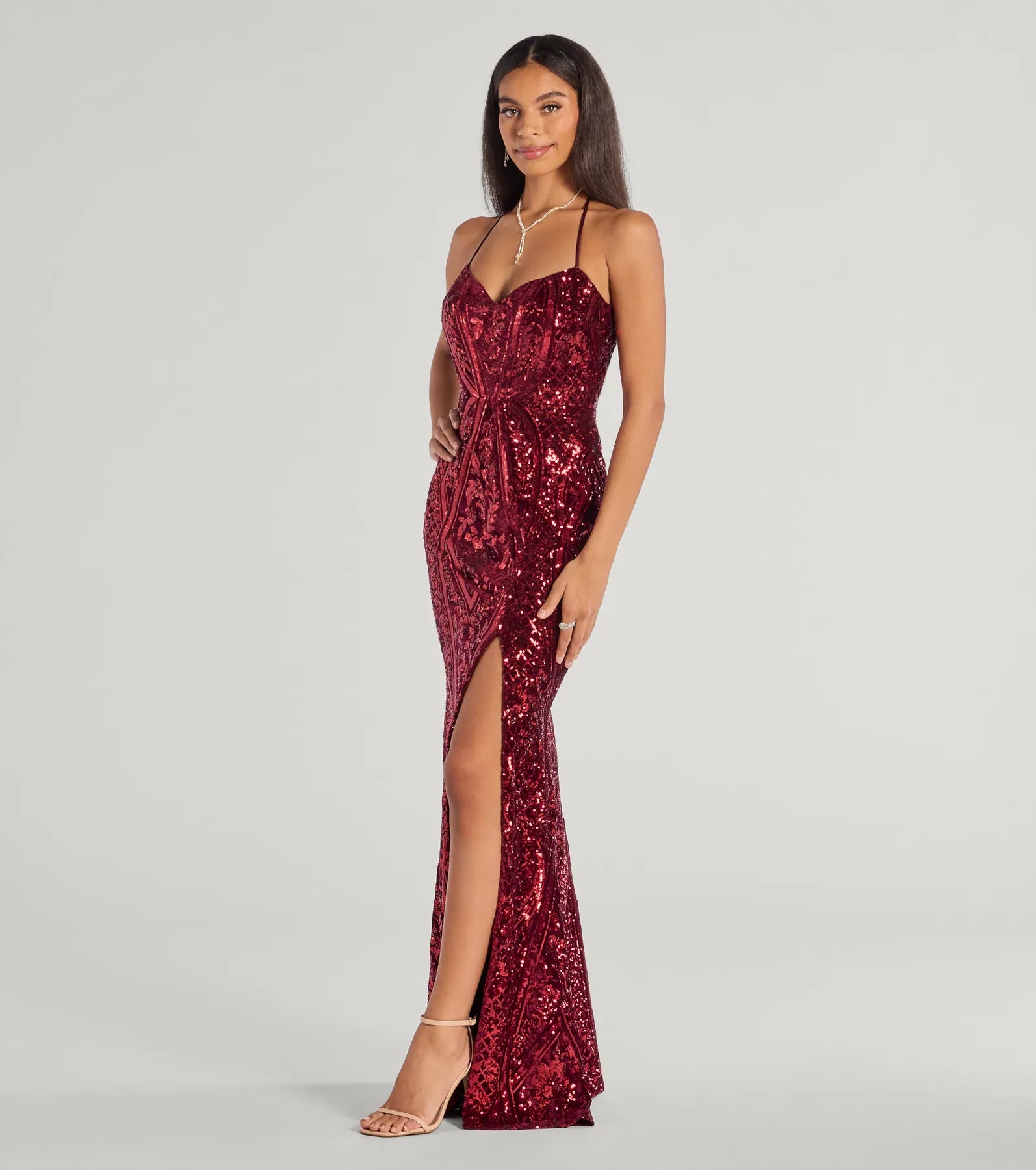 Detail: Pailletten-Stickerei am Meara Samt Abendkleid