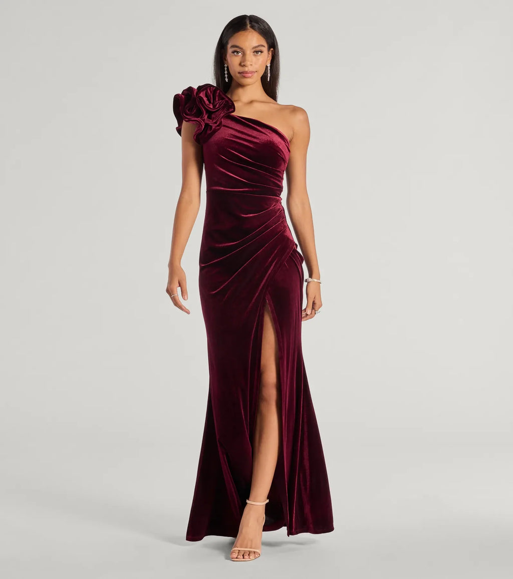 Freida Samt One Shoulder Abendkleid Weinrot – Frontansicht Ballkleid mit Rüschen