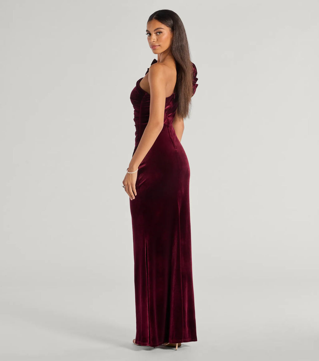 Freida Samtkleid Weinrot Seitenansicht mit Beinschlitz