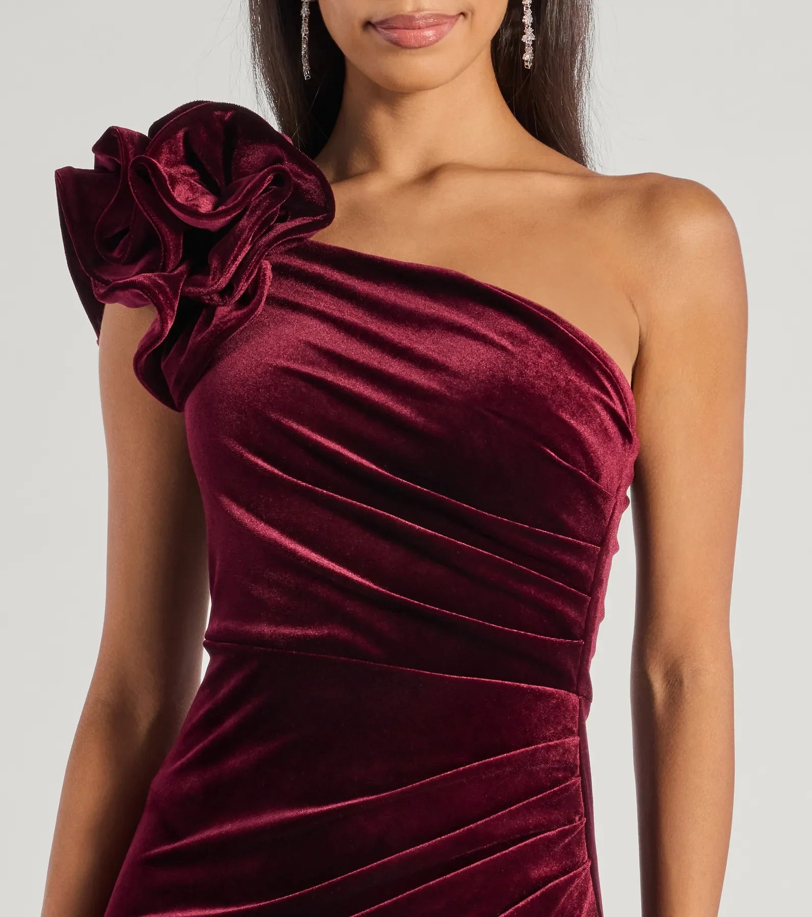 Rückansicht Freida Samt One Shoulder Ballkleid Weinrot