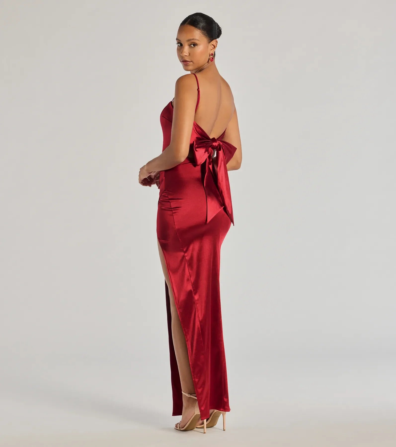 Carolina Satin Wickelkleid Burgund – Frontansicht Ballkleid mit Schleife