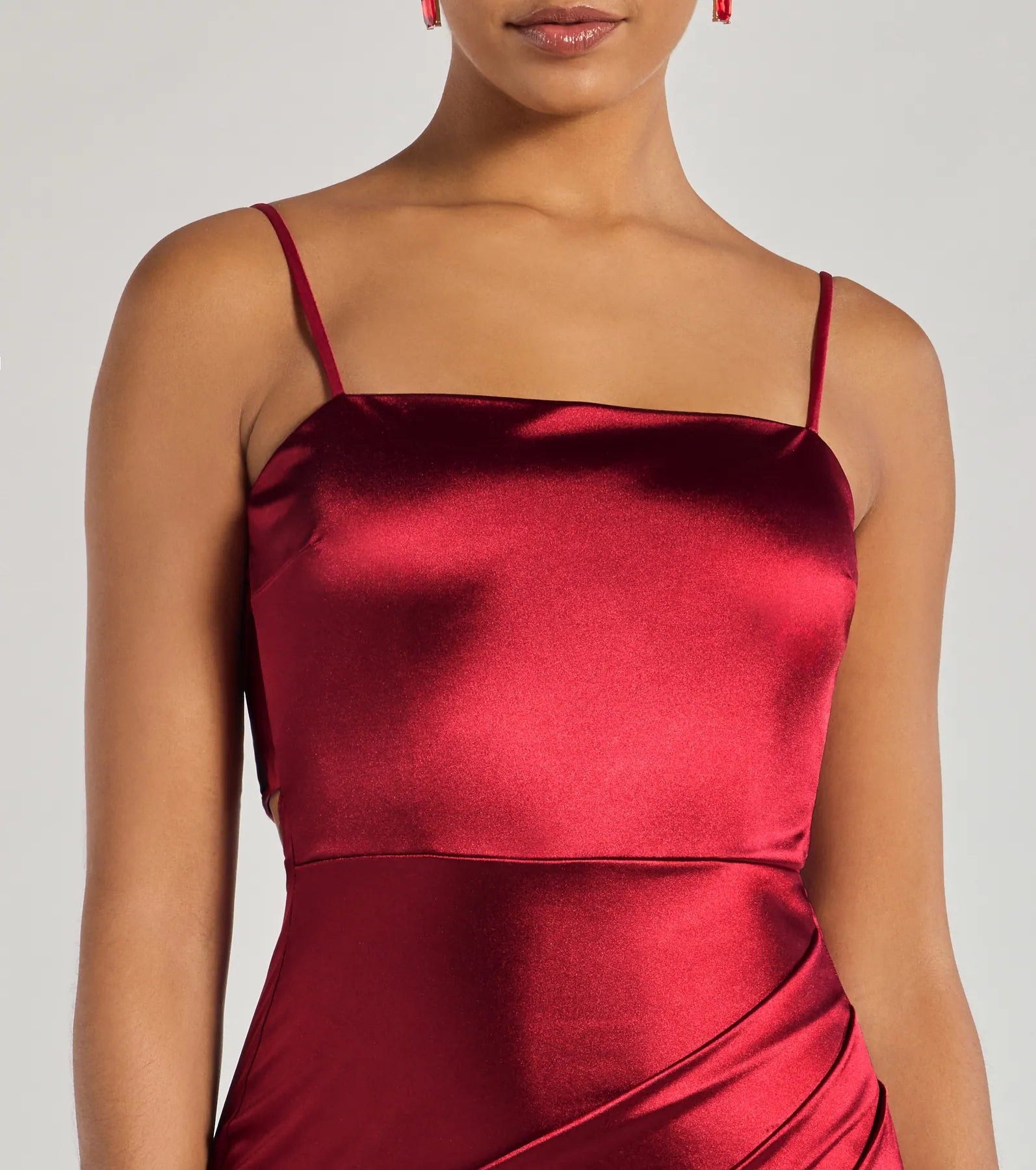 Rückansicht Carolina Satin Wickelkleid Burgund mit offenem Rücken