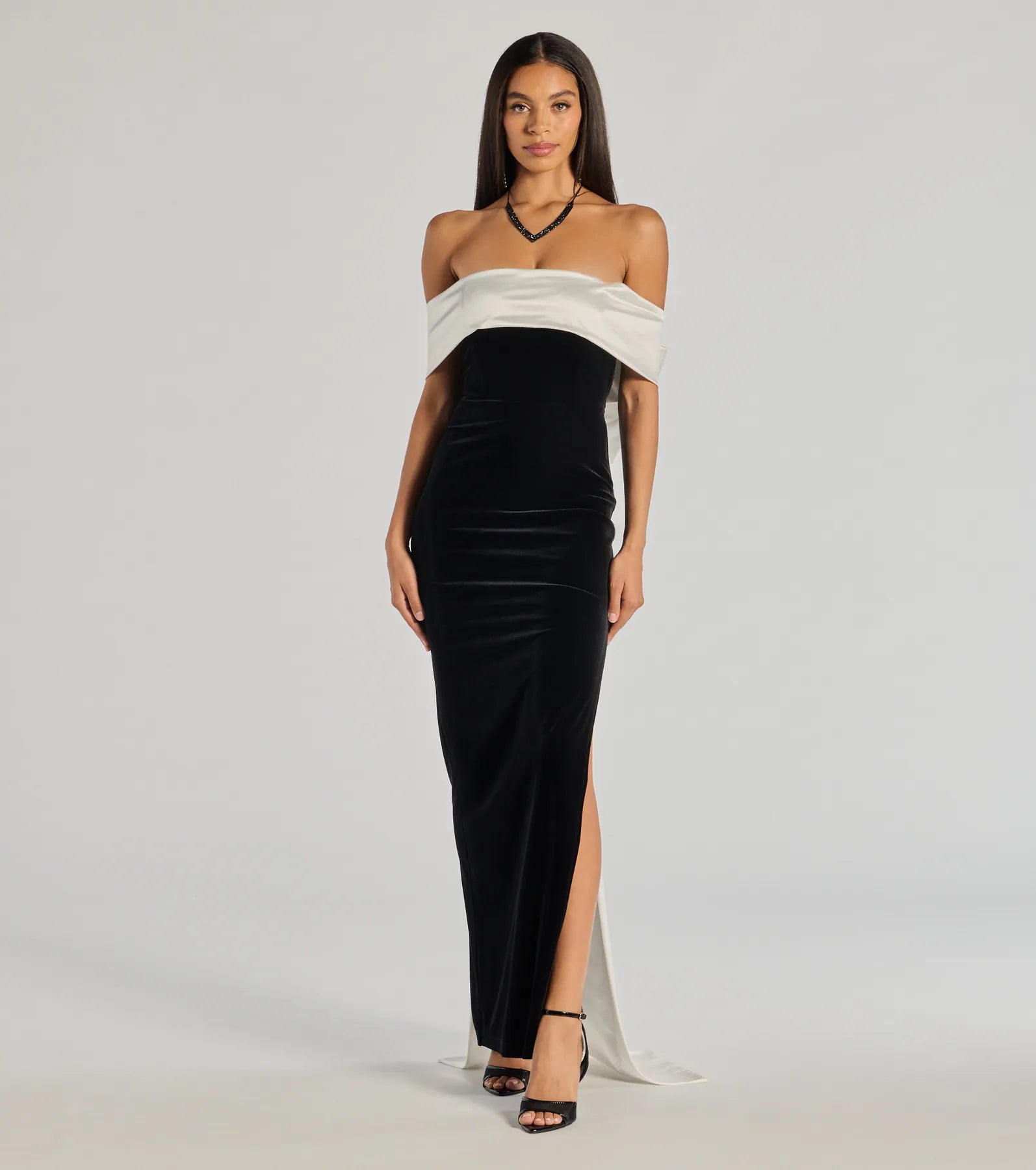 Schwarzes Verona Samt Abendkleid schulterfrei mit Schleife – Frontansicht Ballkleid