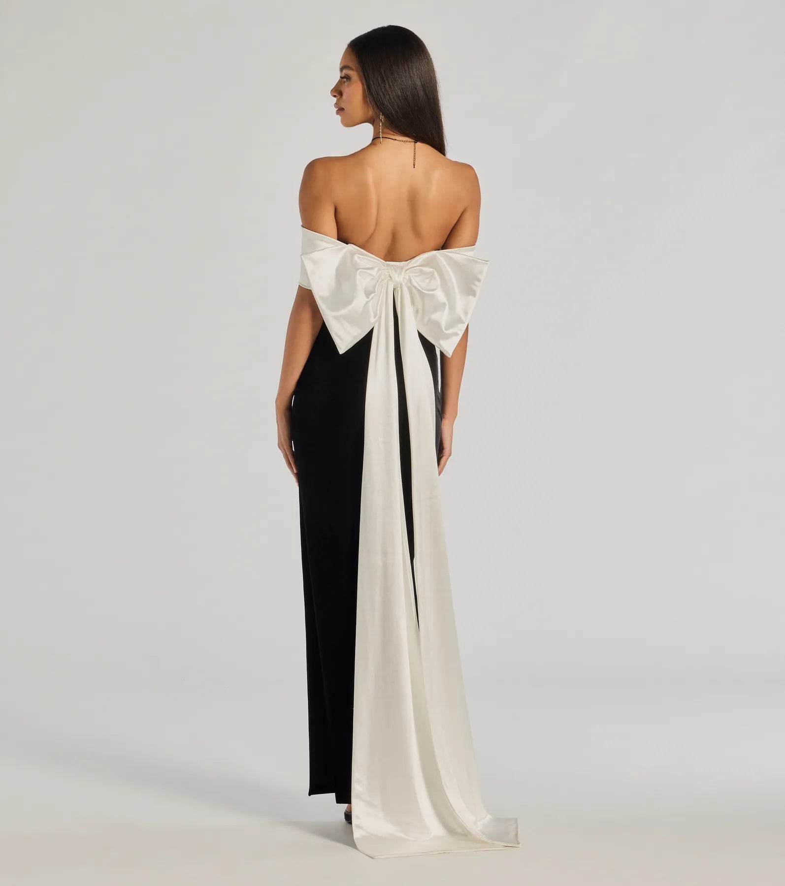 Verona Samtkleid Seitenansicht mit hohem Beinschlitz – Langes Abendkleid Schwarz
