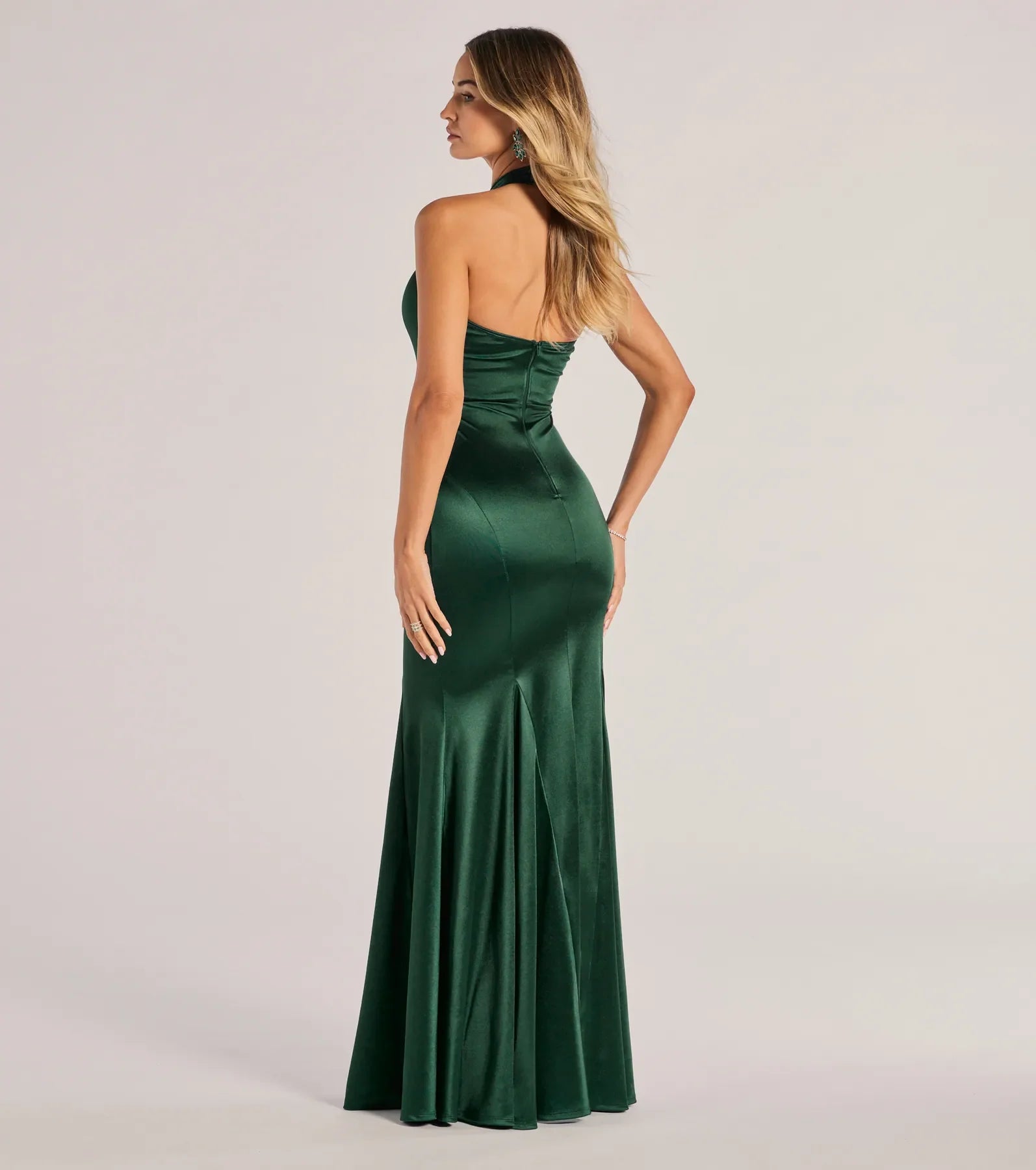 Hallie Satin Ballkleid Grün Seitenansicht mit Meerjungfrau-Silhouette