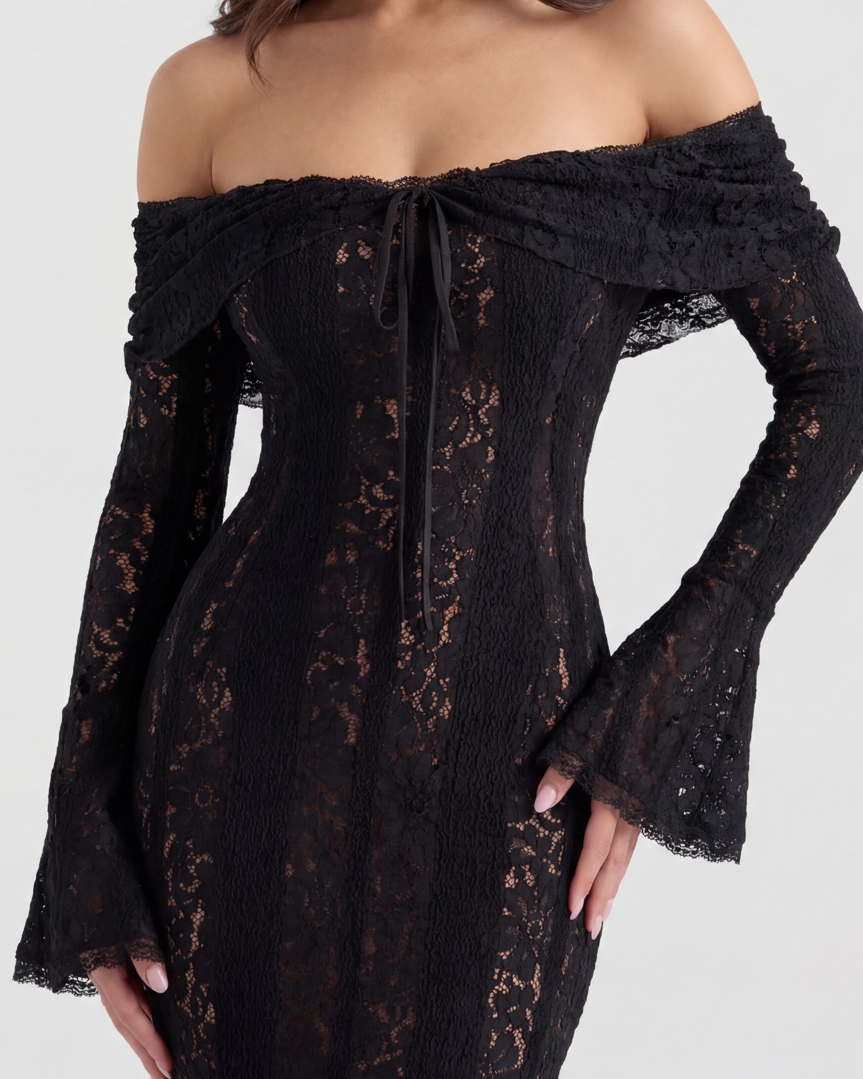 Zwarte Maxi-jurk met Bloemenkant, Off-Shoulder en Godet – Dramatische Avondjurk voor Bruiloftsgasten