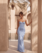 Maxi-jurk met korset en bloemenlintapplicatie in babyblauw – romantische trouwgastjurk voor tuinfeest