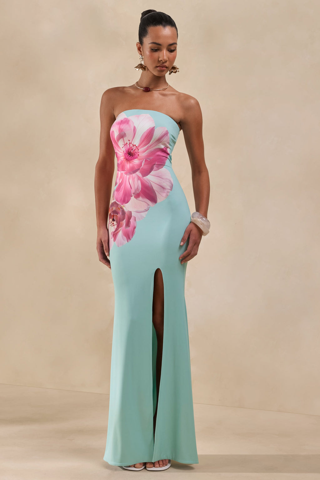 Lumia | Saliegroene maxi-jurk met roze bloemenprint en bandeauhalslijn