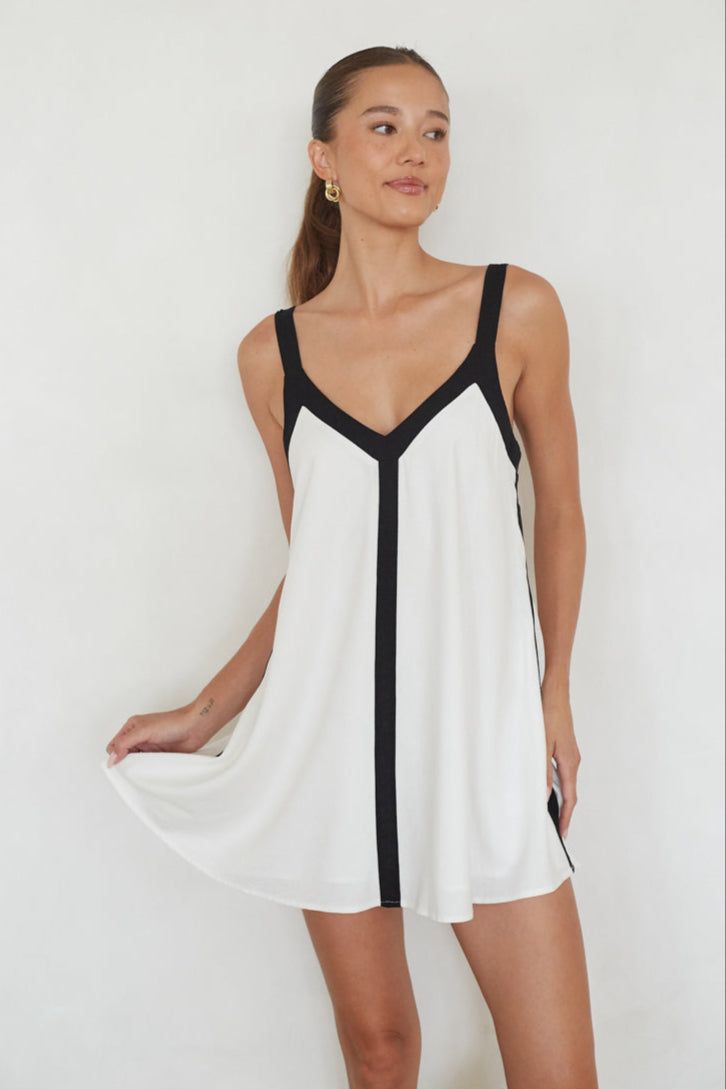 White Linen Rayon V-Neck Shift Mini Dress with Pockets – Chic Bridesmaid Wedding Guest Outfit