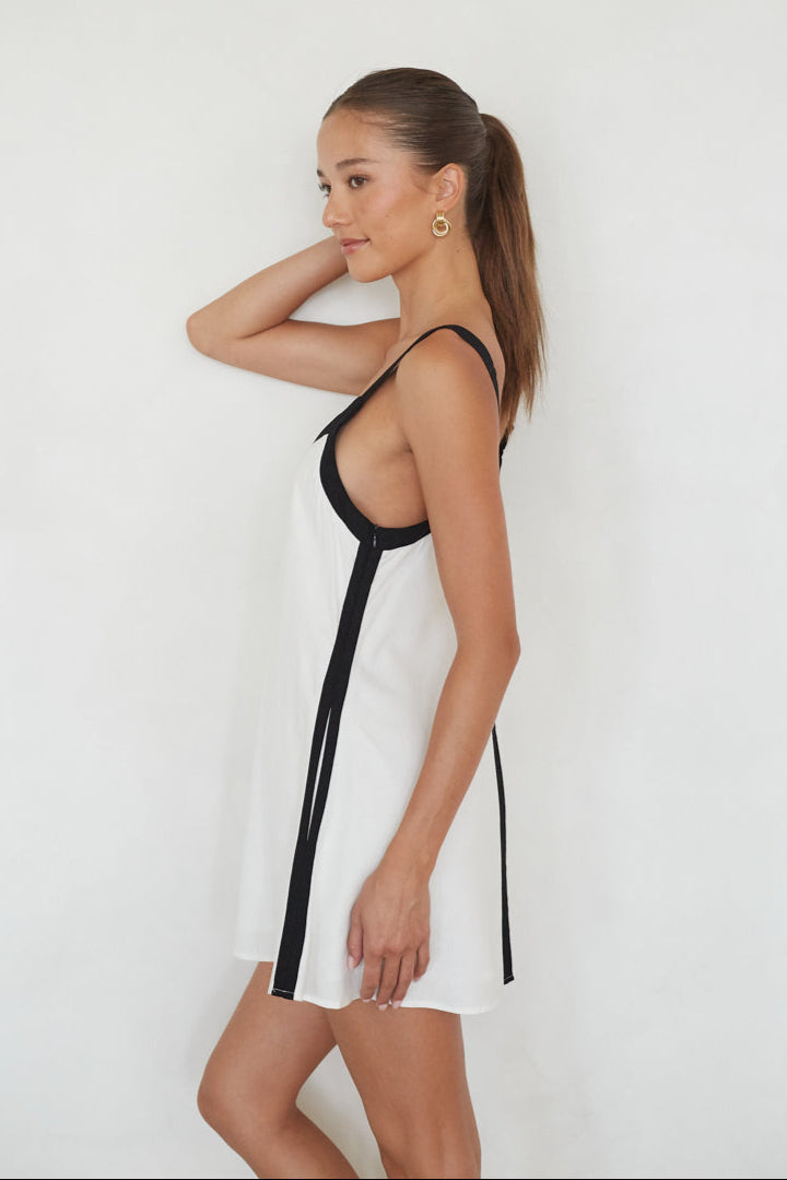 White Linen Rayon V-Neck Shift Mini Dress with Pockets – Chic Bridesmaid Wedding Guest Outfit