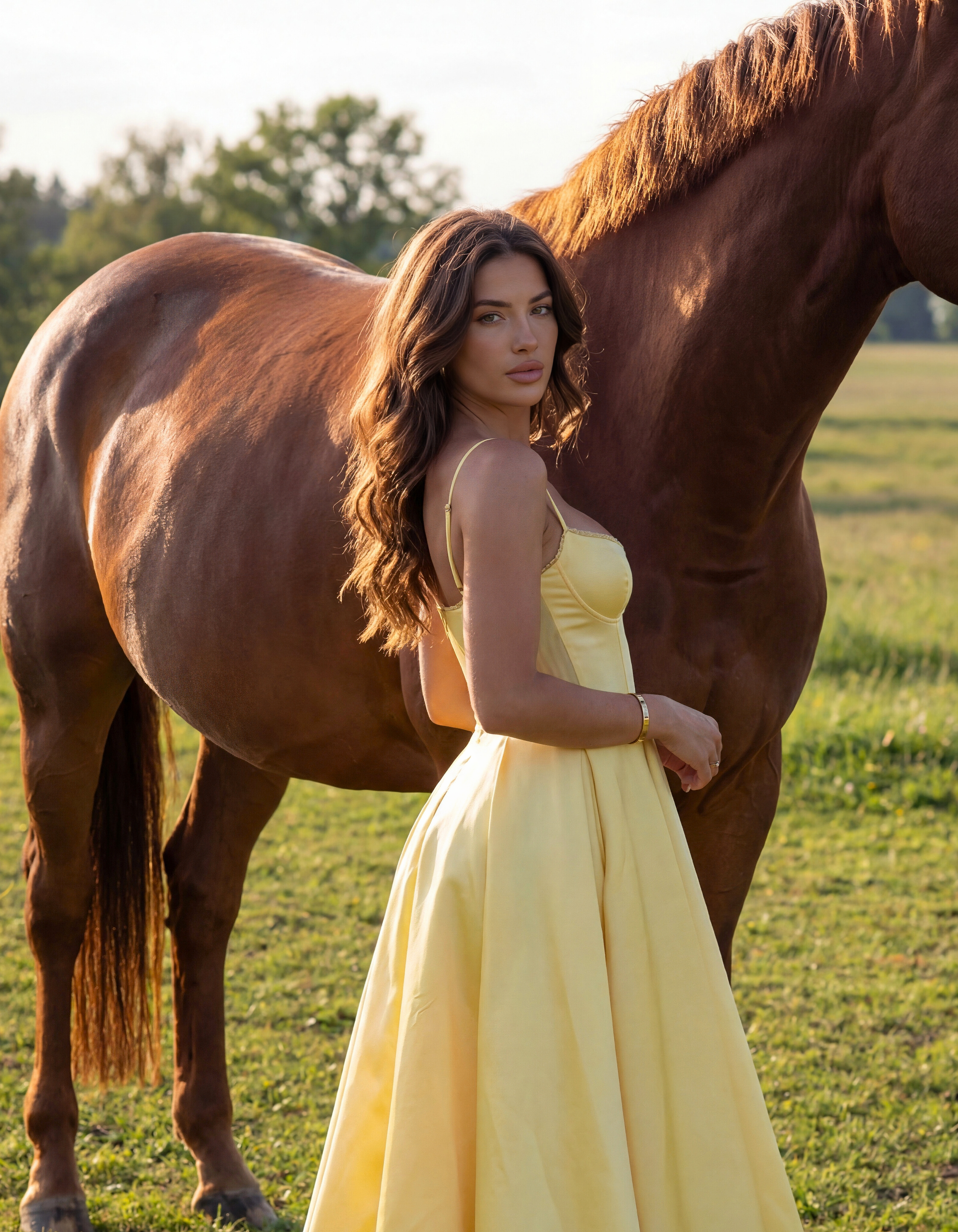 Buttergelbes Satin-Tüll-Midi-Kleid mit Korsett-Oberteil und Taschen – Frühlings-Hochzeitsgast-Kleid
