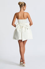 Weißes Satin-Minikleid mit Schleife und Ballonsaum – Standesamt & Junggesellinnenabschied