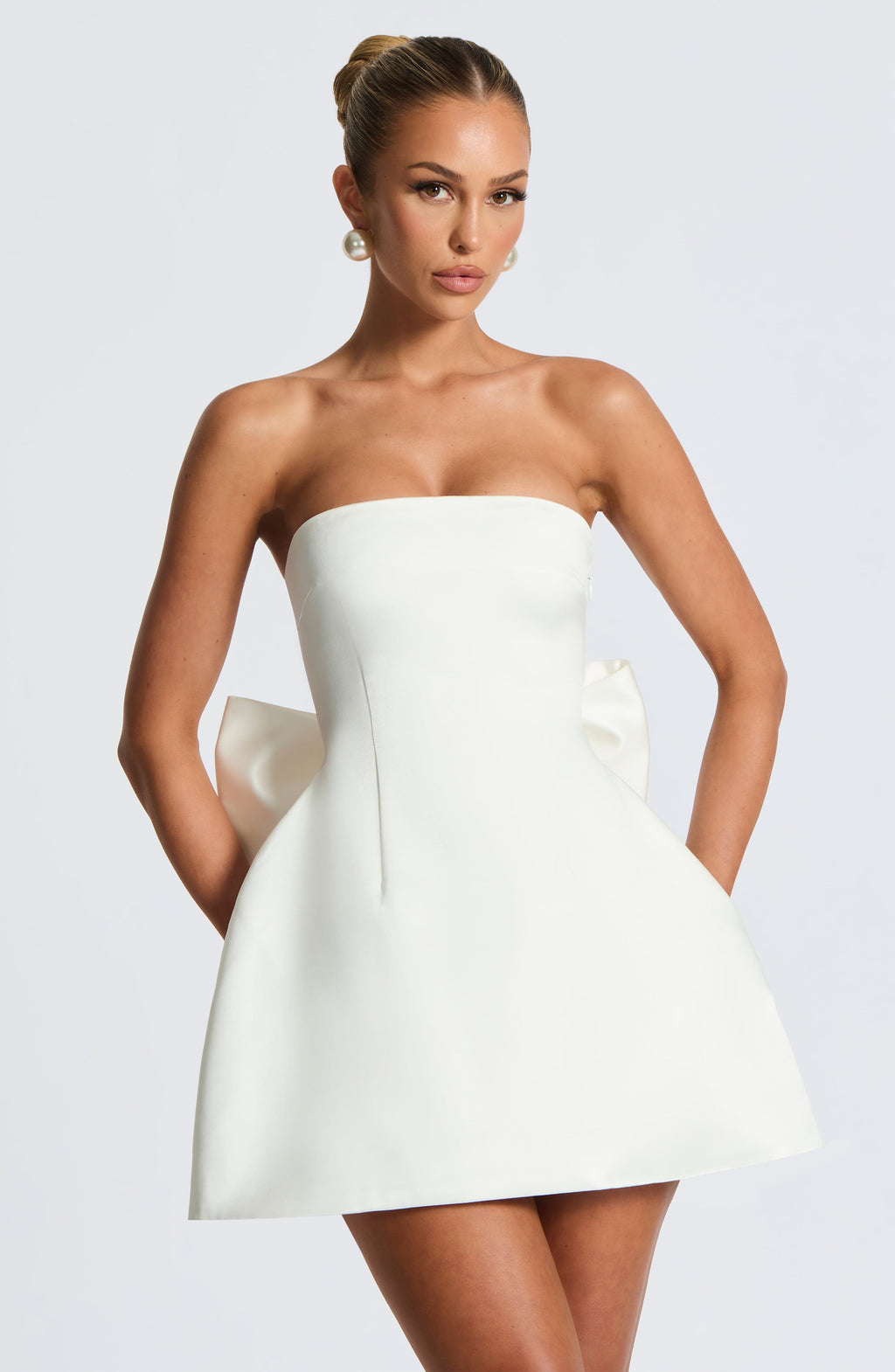 Weißes Satin-Minikleid mit Schleife und Ballonsaum – Standesamt & Junggesellinnenabschied