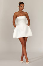 Weißes Satin-Minikleid mit Schleife und Ballonsaum – Standesamt & Junggesellinnenabschied