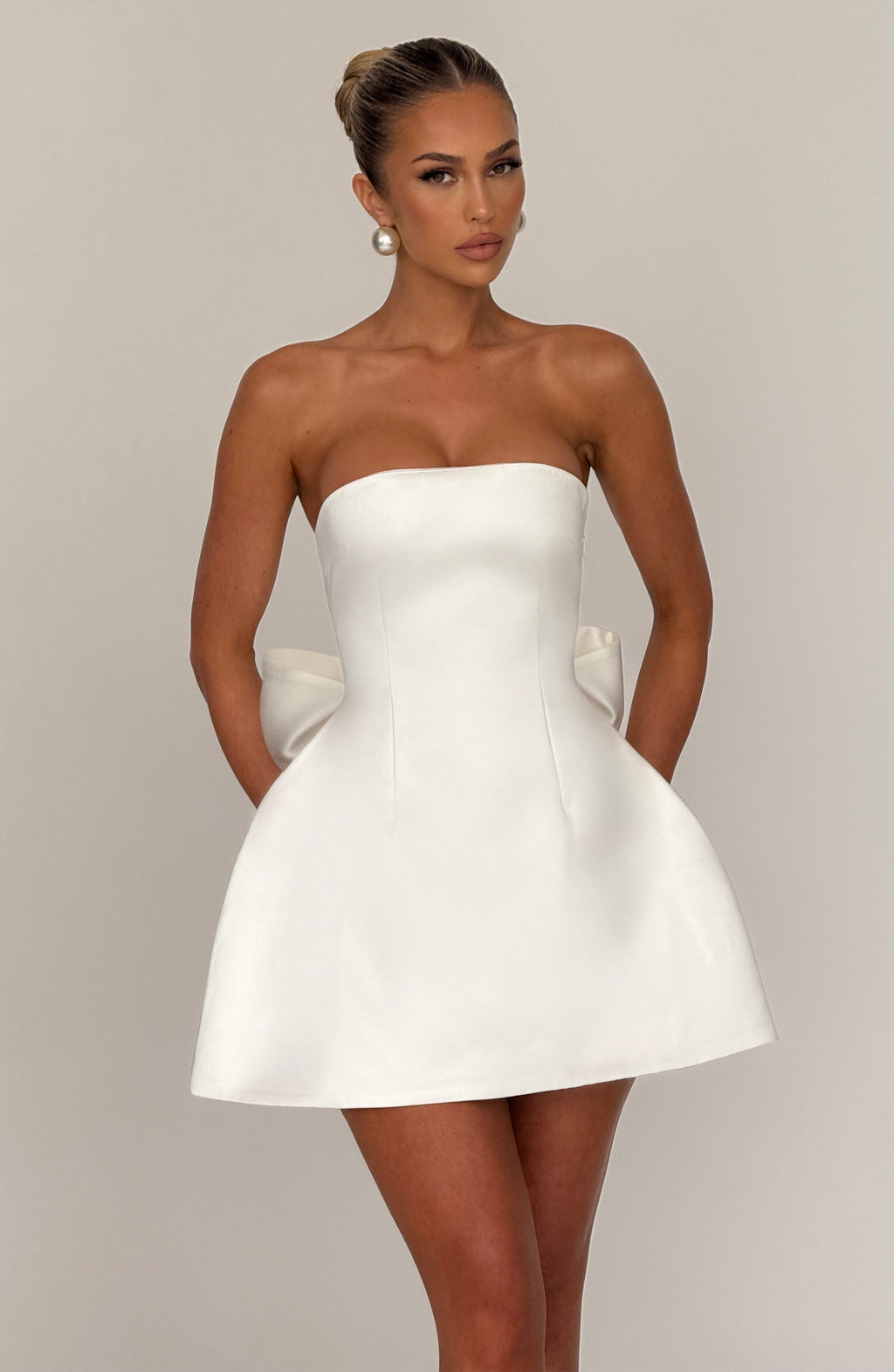 Weißes Satin-Minikleid mit Schleife und Ballonsaum – Standesamt & Junggesellinnenabschied