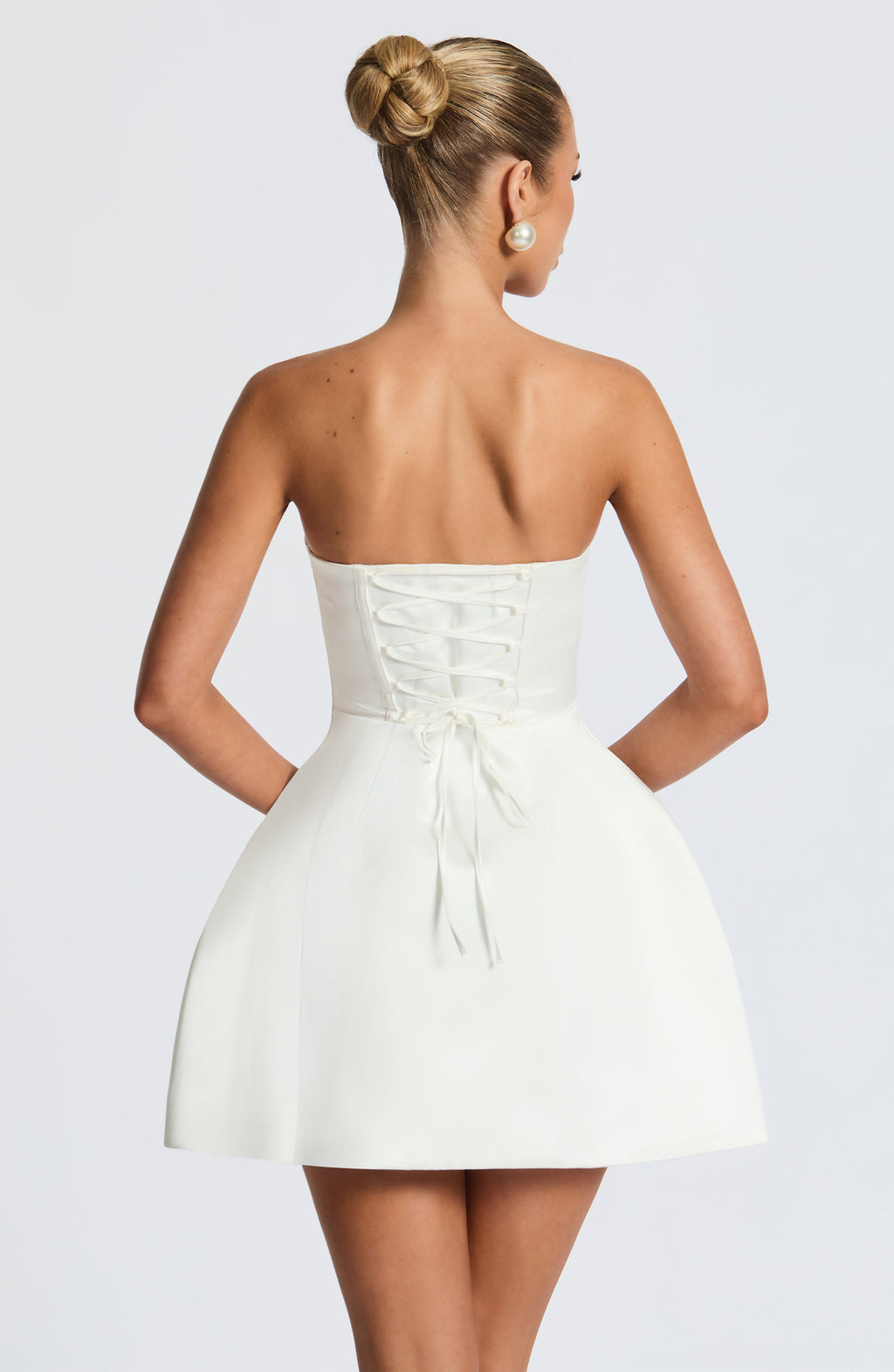 Weißes Satin-Minikleid mit Schleife und Ballonsaum – Standesamt & Junggesellinnenabschied