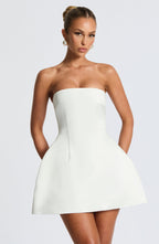 Weißes Satin-Minikleid mit Schleife und Ballonsaum – Standesamt & Junggesellinnenabschied