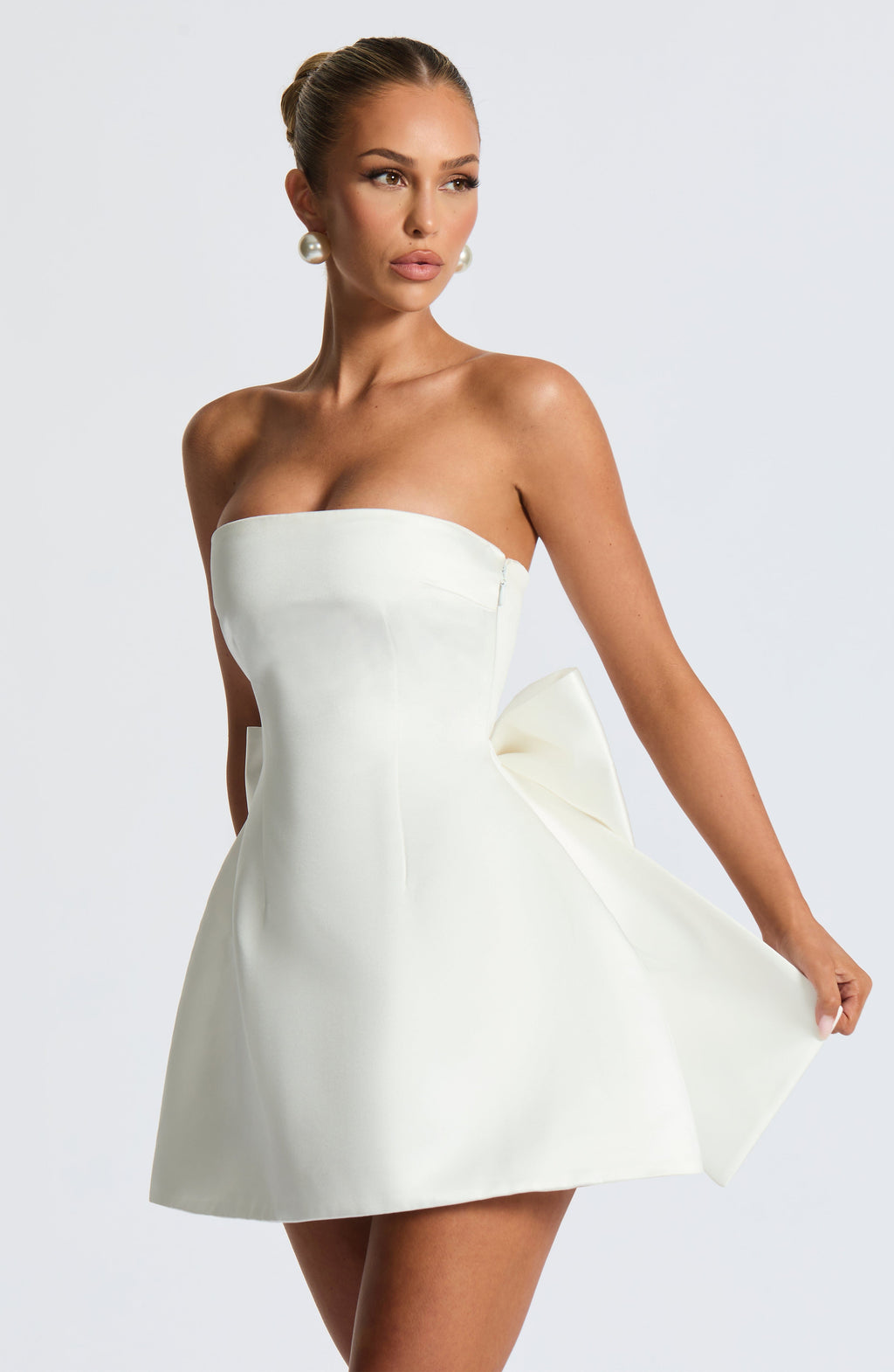 Weißes Satin-Minikleid mit Schleife und Ballonsaum – Standesamt & Junggesellinnenabschied