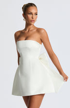 Weißes Satin-Minikleid mit Schleife und Ballonsaum – Standesamt & Junggesellinnenabschied