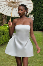 Weißes Satin-Minikleid mit Schleife und Ballonsaum – Standesamt & Junggesellinnenabschied