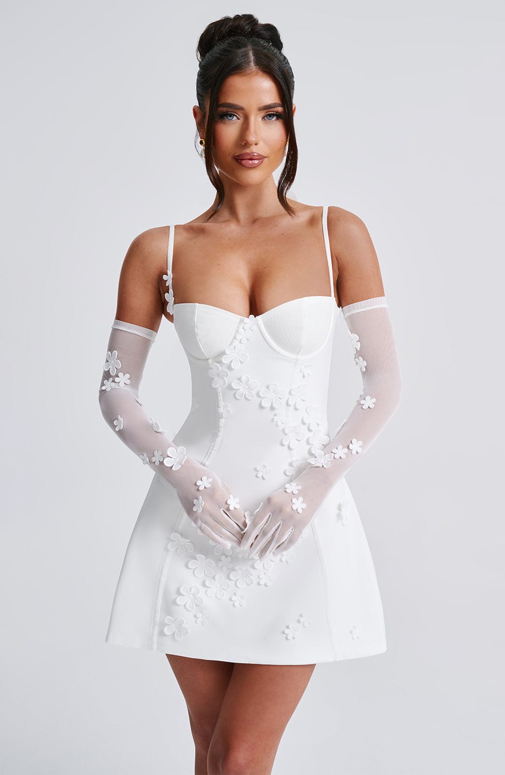 Weißes Mesh-Minikleid mit vorgeformten Cups – Standesamt & Junggesellinnenabschied