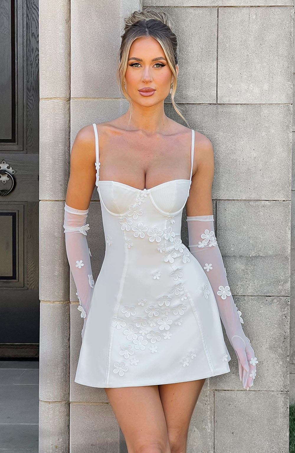 Weißes Mesh-Minikleid mit vorgeformten Cups – Standesamt & Junggesellinnenabschied