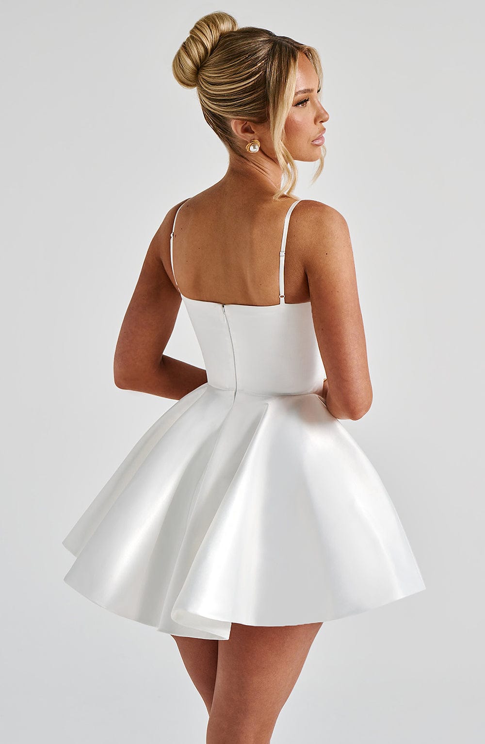 Weißes Minikleid – Brautparty & Geburtstag