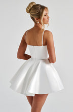 Weißes Minikleid – Brautparty & Geburtstag