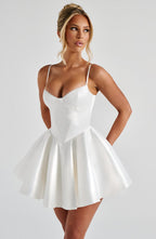 Weißes Minikleid – Brautparty & Geburtstag