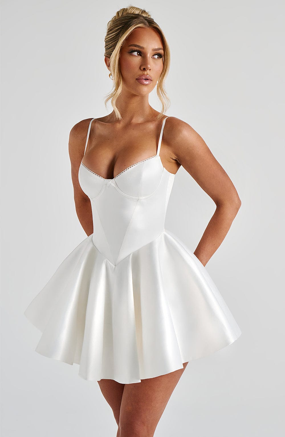 Weißes Minikleid – Brautparty & Geburtstag