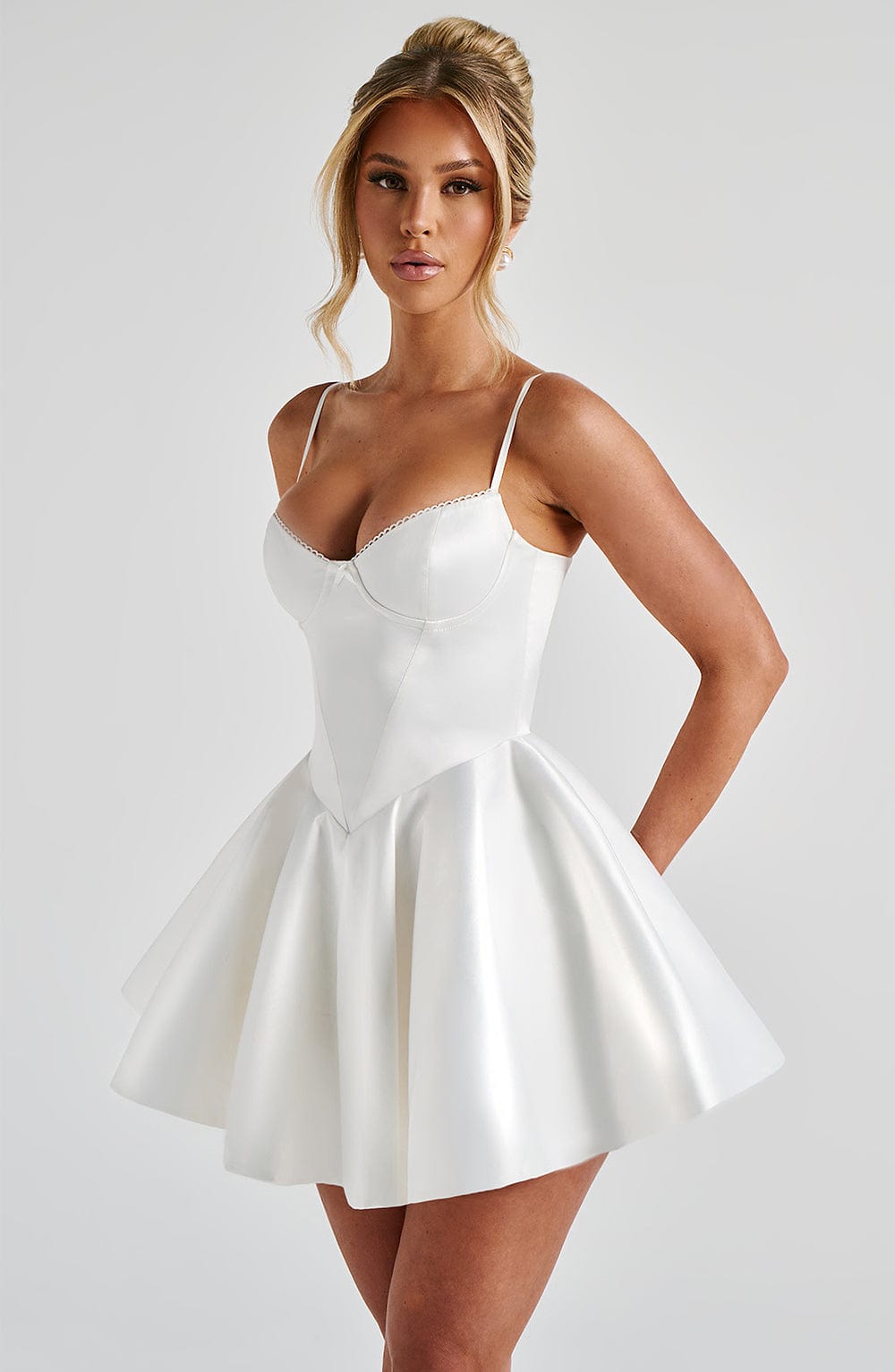 Weißes Minikleid – Brautparty & Geburtstag