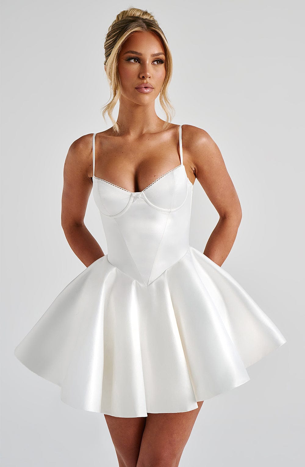 Weißes Minikleid – Brautparty & Geburtstag