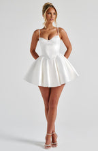 Weißes Minikleid – Brautparty & Geburtstag