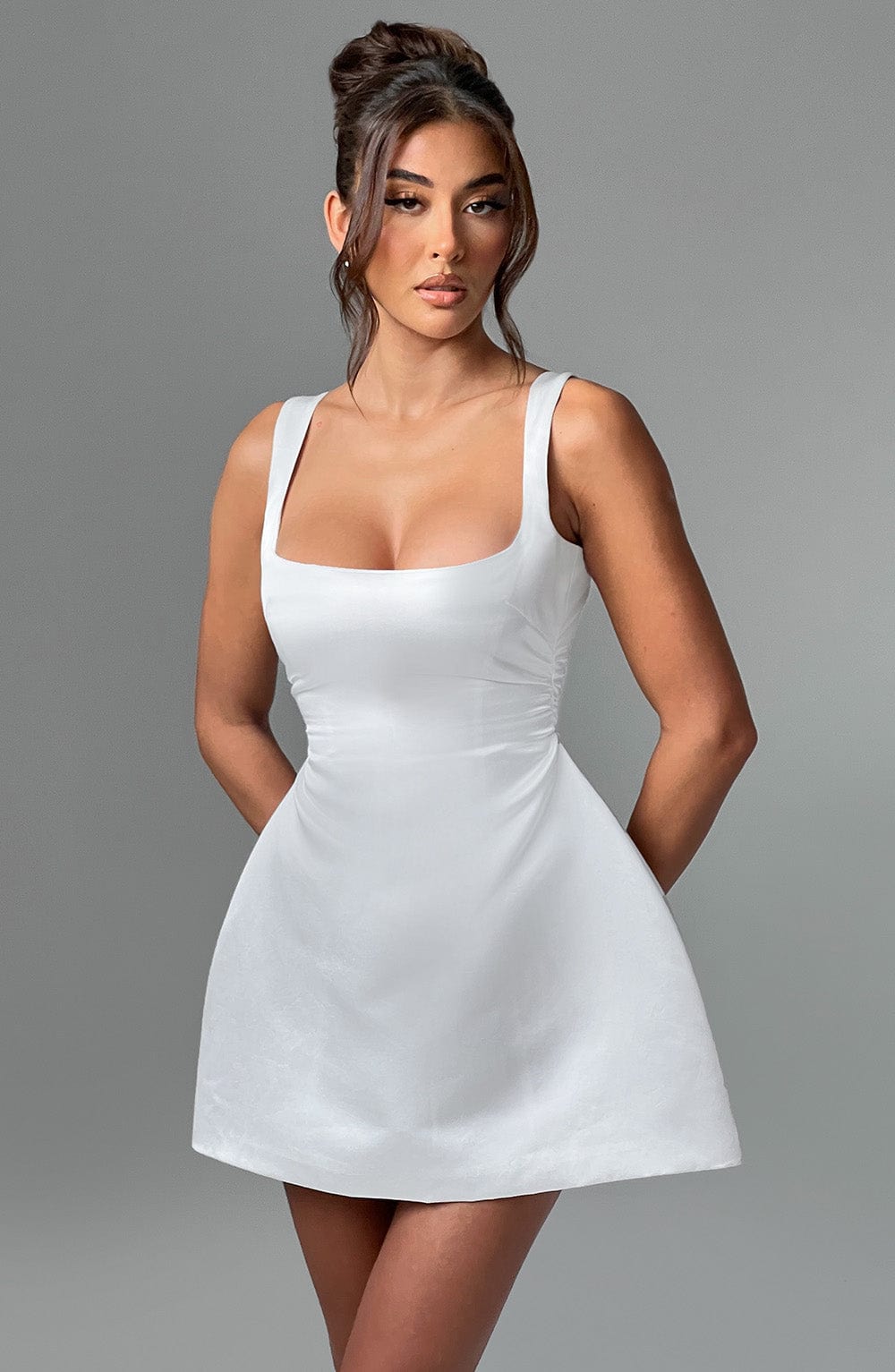 Weißes Satin-Minikleid – Standesamt & Brautparty