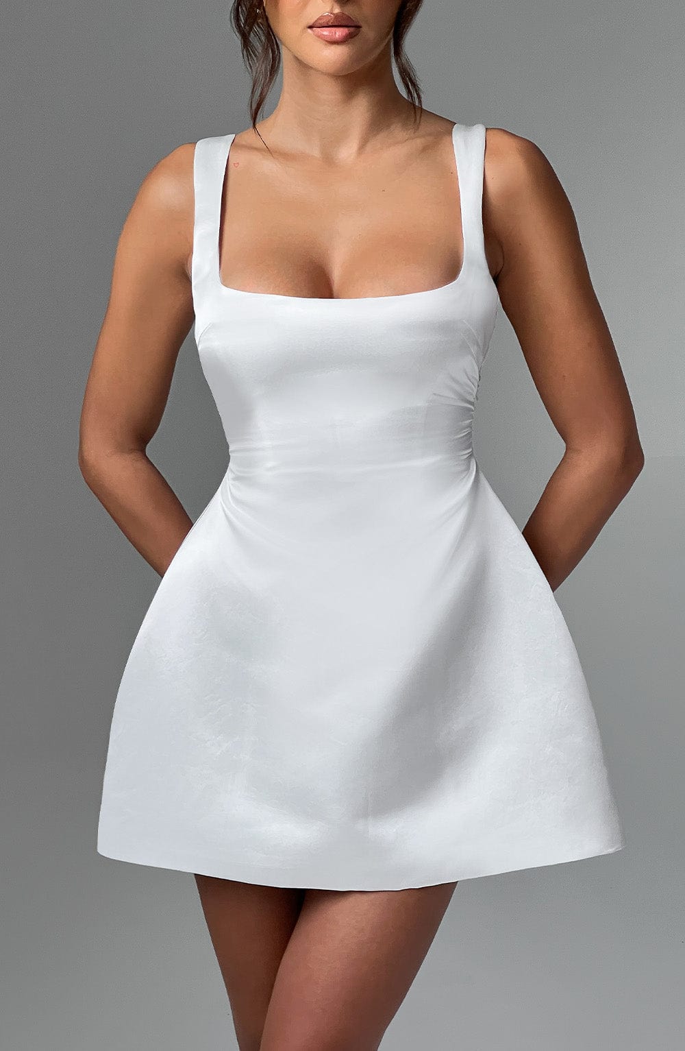 Weißes Satin-Minikleid – Standesamt & Brautparty