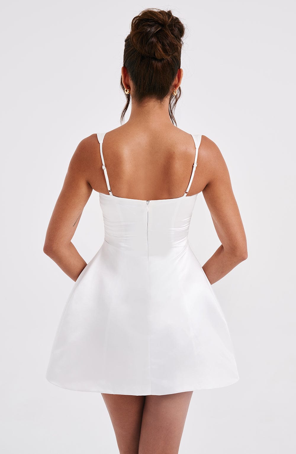 Weißes Satin-Minikleid – Standesamt & Brautparty