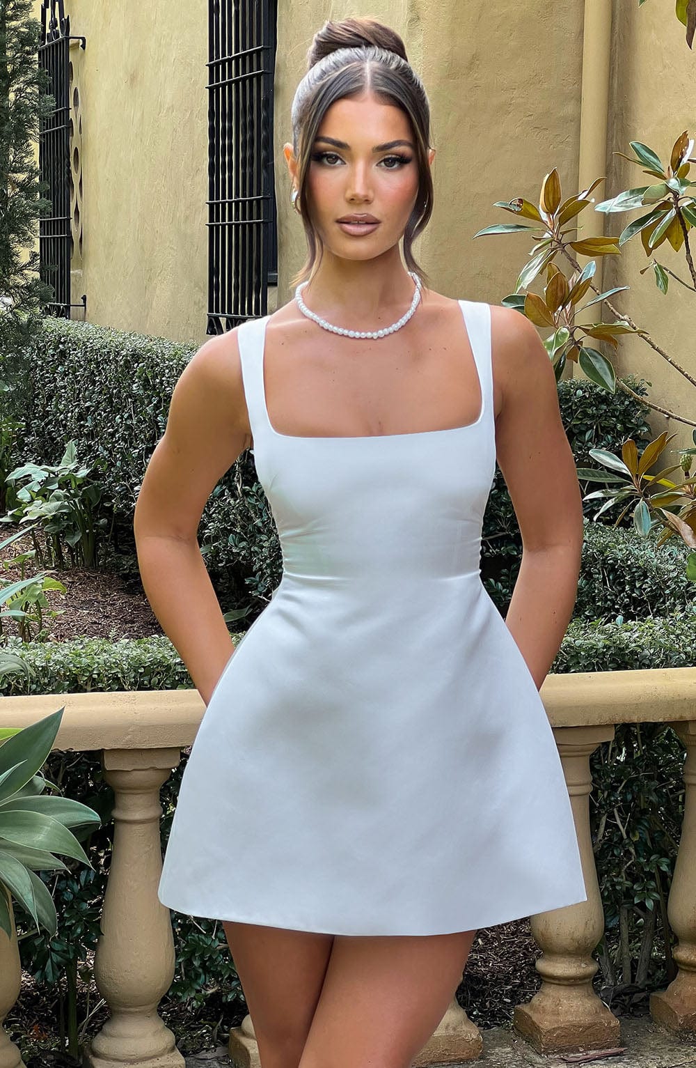Weißes Satin-Minikleid – Standesamt & Brautparty