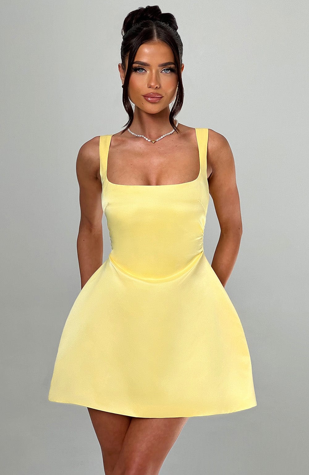 Gelbes Satin-Minikleid – Partykleid kurz
